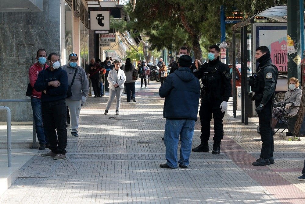 Τα μέτρα για να αποφευχθεί ο συνωστισμός σε τράπεζες και εφορίες