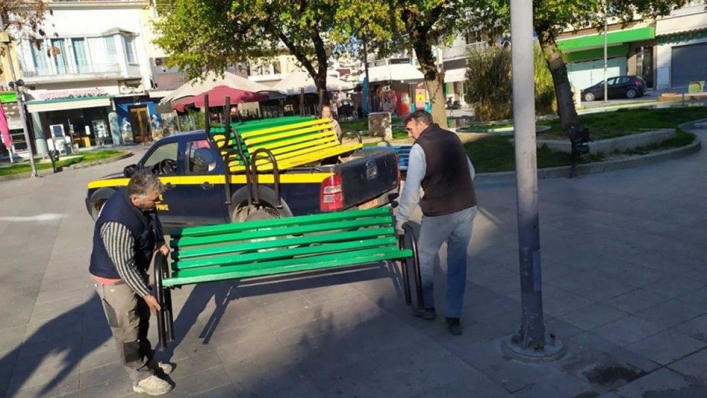 Στην Κατερίνη ξηλώνουν παγκάκια για να βάλουν μυαλό οι ασυνείδητοι&#33;