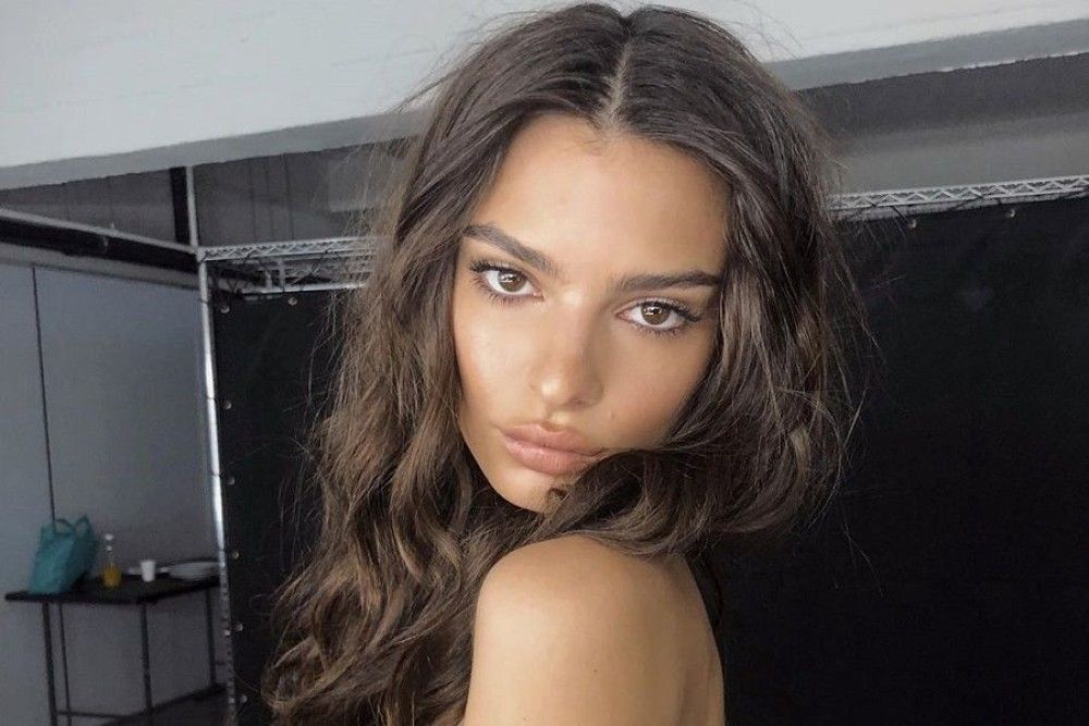 Γυμνή στο παράθυρο του σπιτιού της η Emily Ratajkowski (pic)