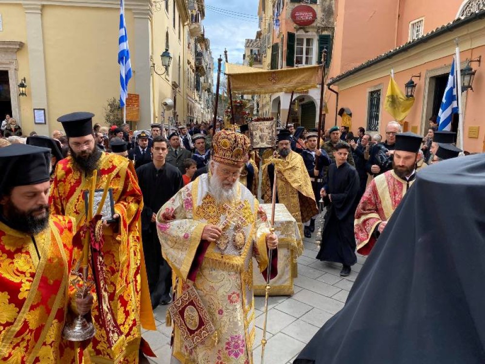 Με πλήθος κόσμου στην Κέρκυρα, η λιτανεία του σκηνώματος της Αγίας Βαρβάρας (vid)