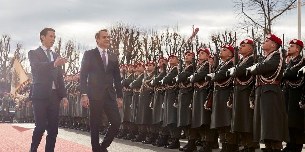 Με στρατιωτικές τιμές η υποδοχή Κουρτς σε Μητσοτάκη (pics)