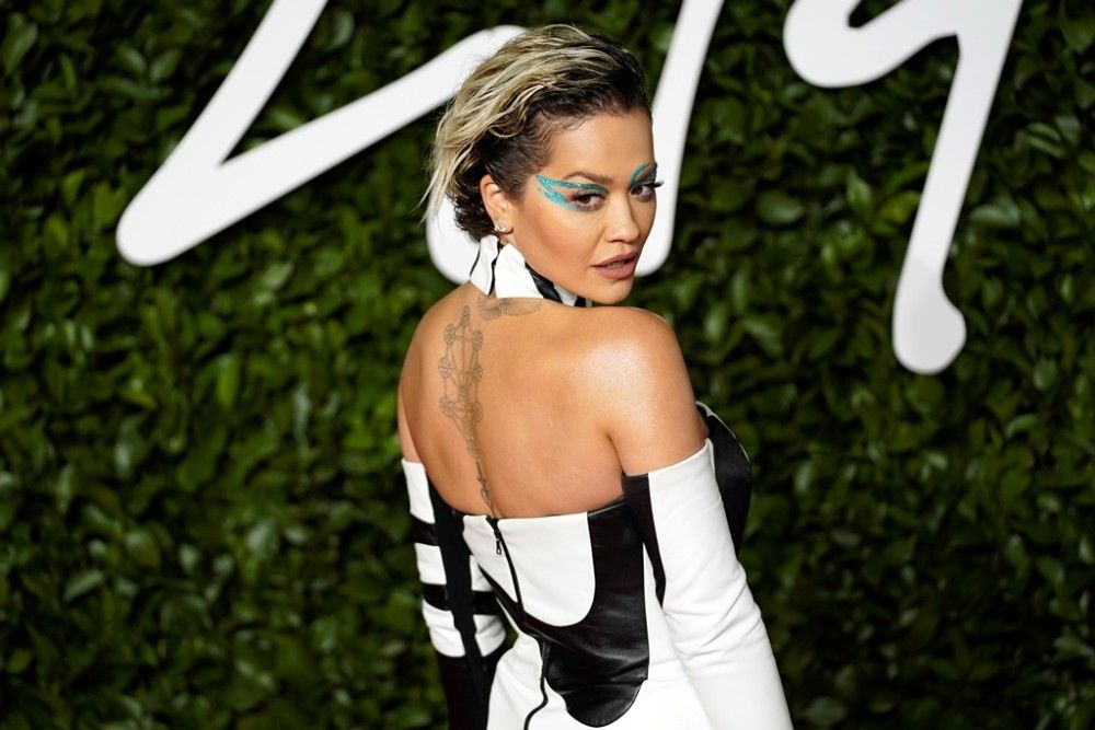 Η σέξι Rita Ora «γονατίζει» το Instagram (pic)