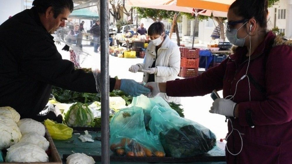 &#8220;Σπάνε στα δύο&#8221; οι λαϊκές αγορές λόγω κορωνοϊού