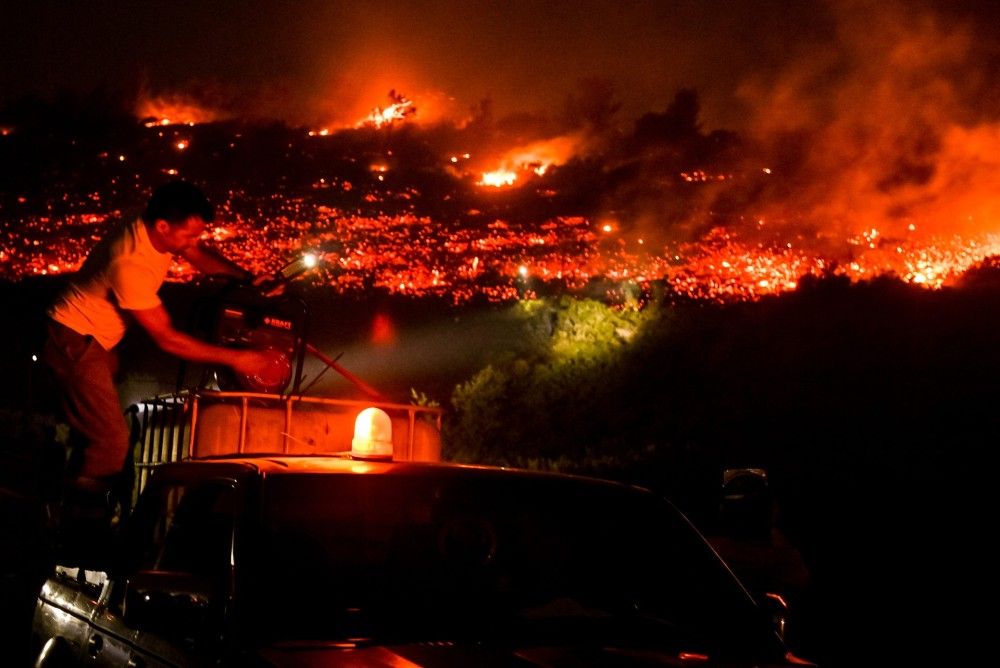 Φωτιά στην Πεντέλη: Μήνυμα του 112 για εκκένωση των ανατολικών περιοχών του Γέρακα