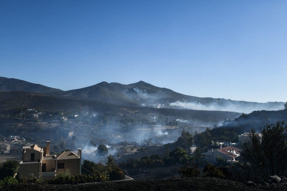 Φωτιά στην Πεντέλη: Στη μάχη με τις φλόγες και οι Ένοπλες Δυνάμεις