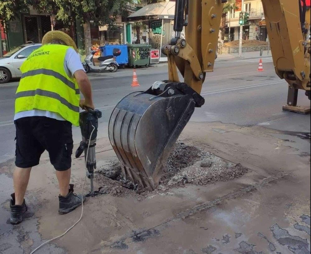 Θεσσαλονίκη: Πλάκα και ασφαλτόστρωση, στην τρύπα που άνοιξε στην Εγνατία