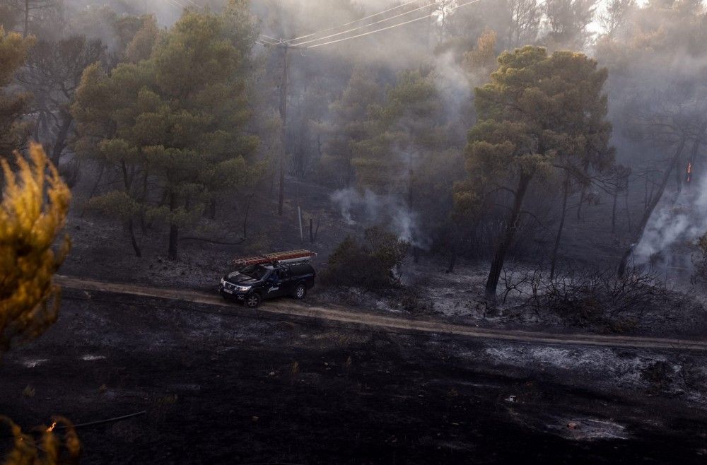 Φωτιά στη Ραφήνα &#8211; Αναγκαστική προσγείωση ελικοπτέρου  στη φωτιά στα Μέγαρα