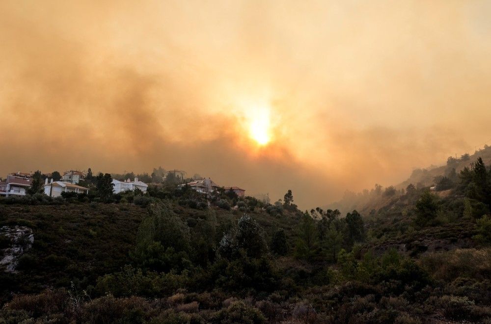 Φωτιά στην Πεντέλη: Διακοπές στην κυκλοφορία οχημάτων