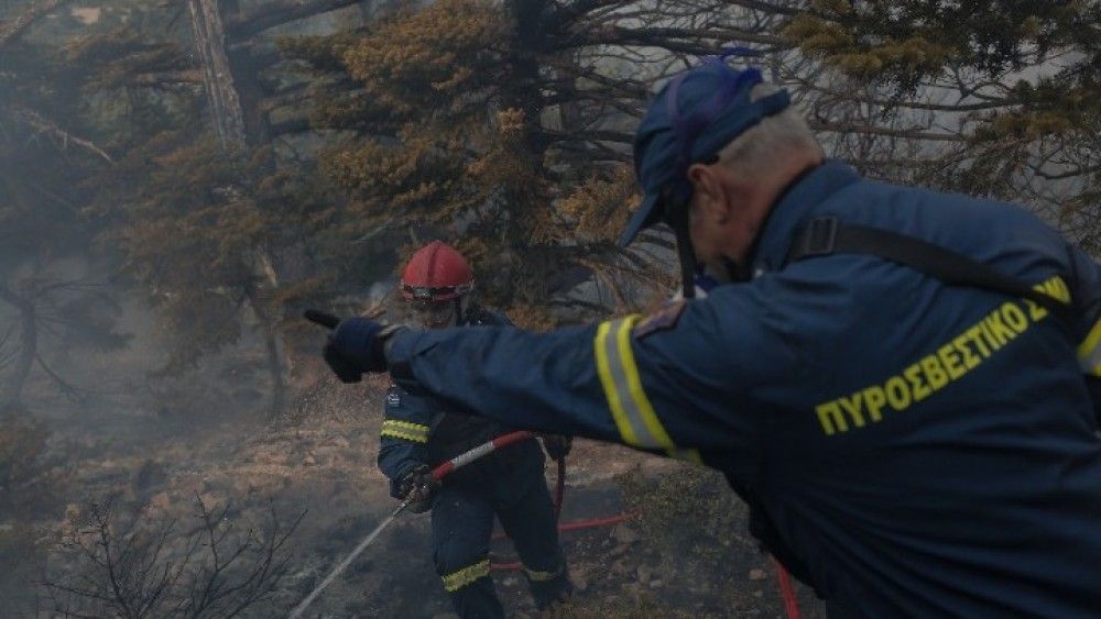 Υπό έλεγχο οι φωτιές σε Κάρυστο και Παιανία