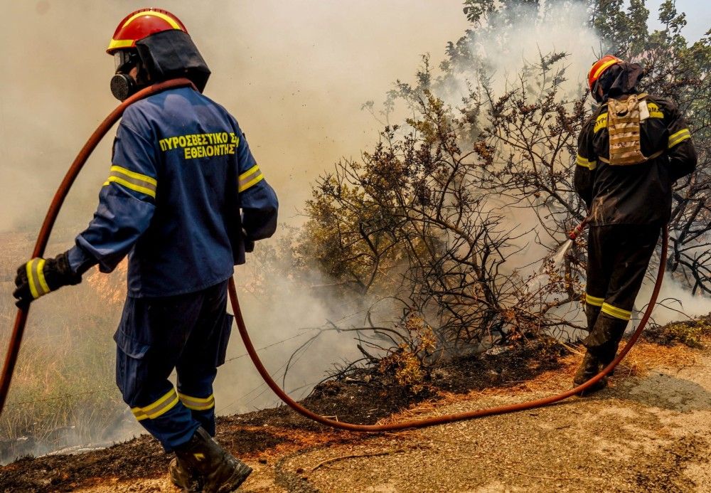 Μυτιλήνη: Μαίνεται η πυρκαγιά στην περιοχή των Βατερών