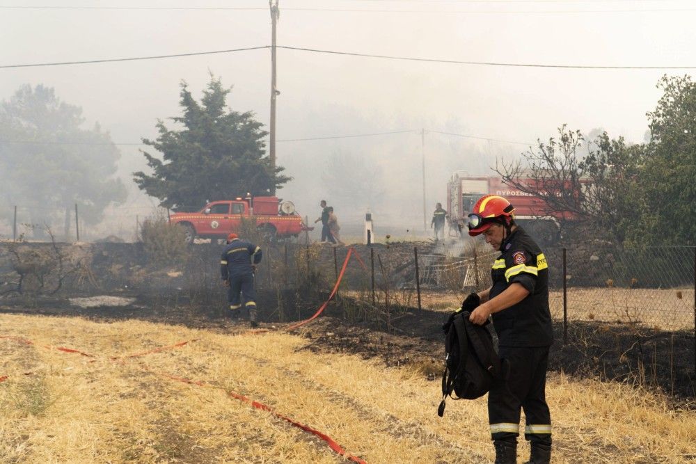 Λέσβος: Μάχη με τις αναζωπυρώσεις στη Ρογκάδα