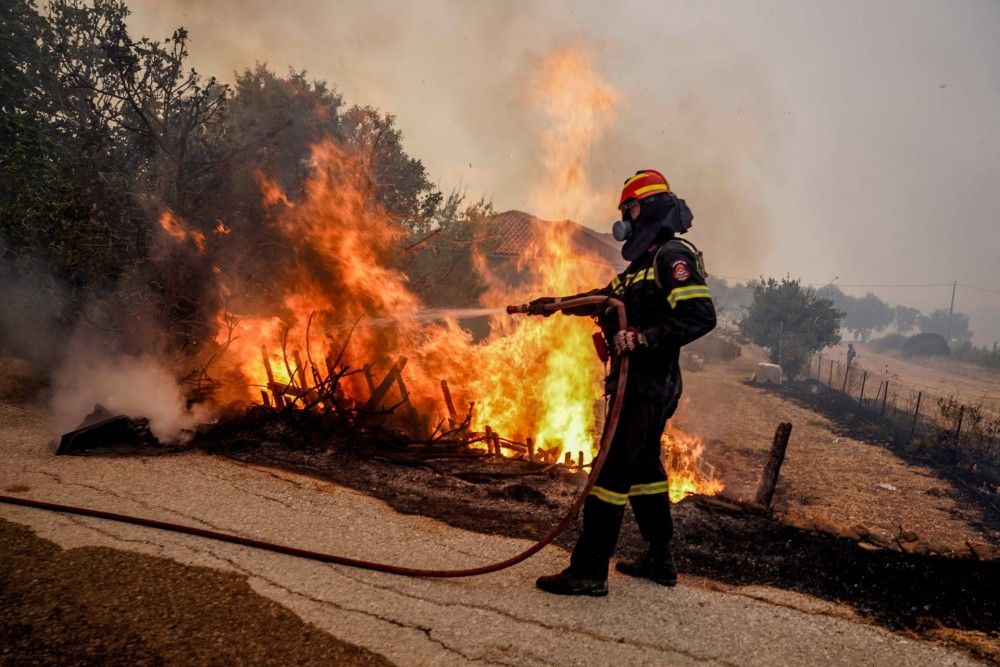 Λέσβος: Ολονύχτια μάχη των πυροσβεστών σε Βατερά, Βρίσα και Σταυρό