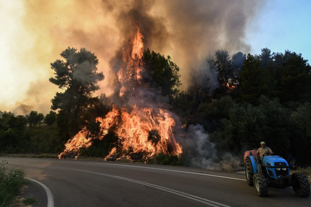 Κρέστενα: Μαίνεται η μεγάλη πυρκαγιά- Ξεκίνησαν να επιχειρούν τα εναέρια μέσα