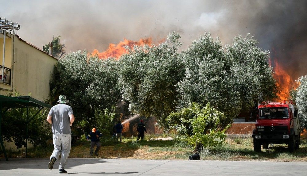 Μαίνεται η φωτιά στη Θάσο