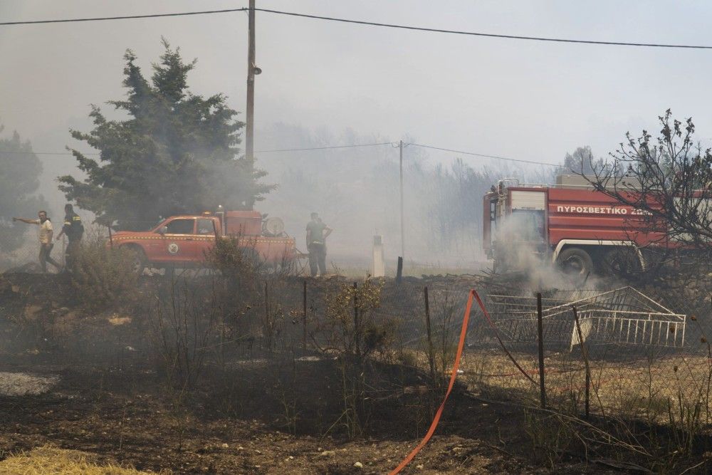 Αναζωπυρώσεις στα μέτωπα της πυρκαγιάς στη νότια Λέσβο