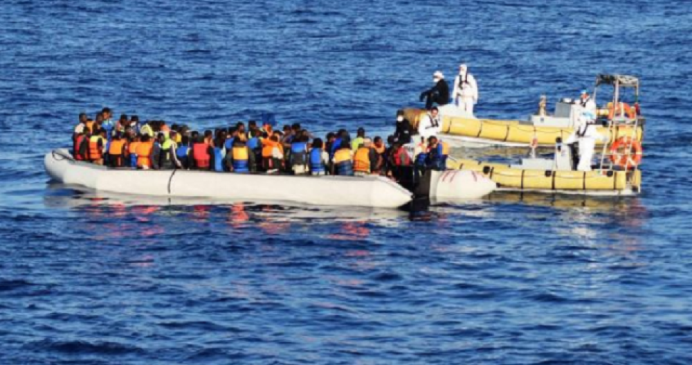 16 νεκροί από ανατροπή σκάφους που μετέφερε μετανάστες