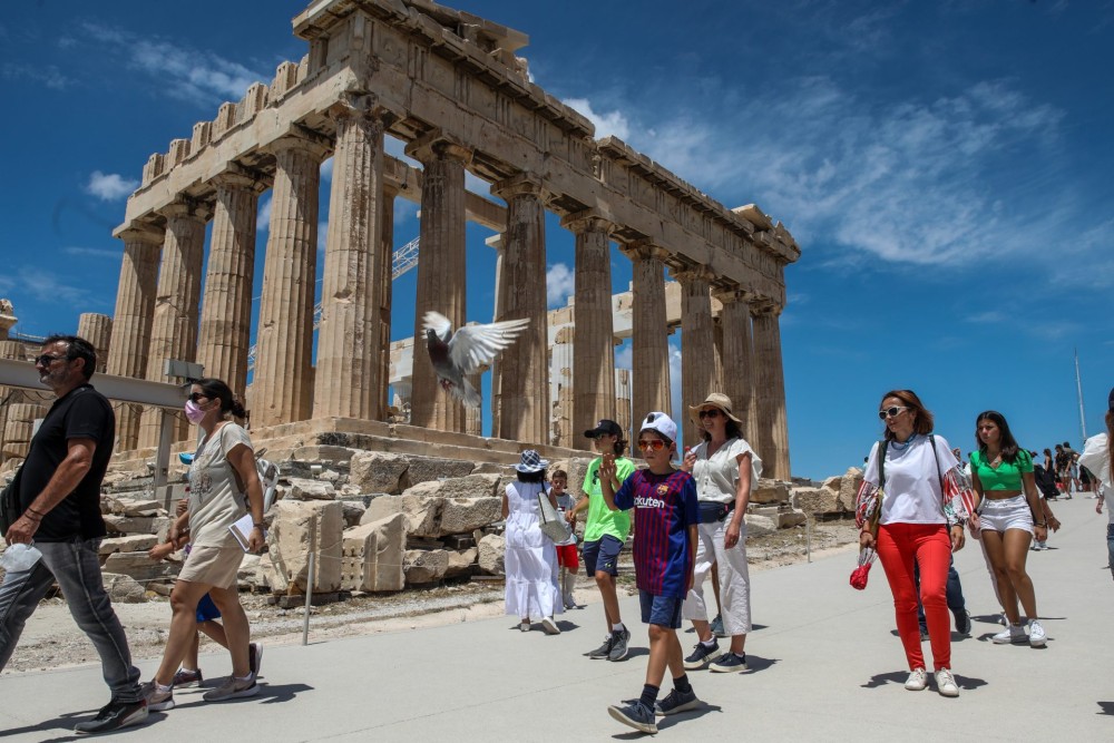 Ο τουρισμός δίνει «ανάσα» στην οικονομία