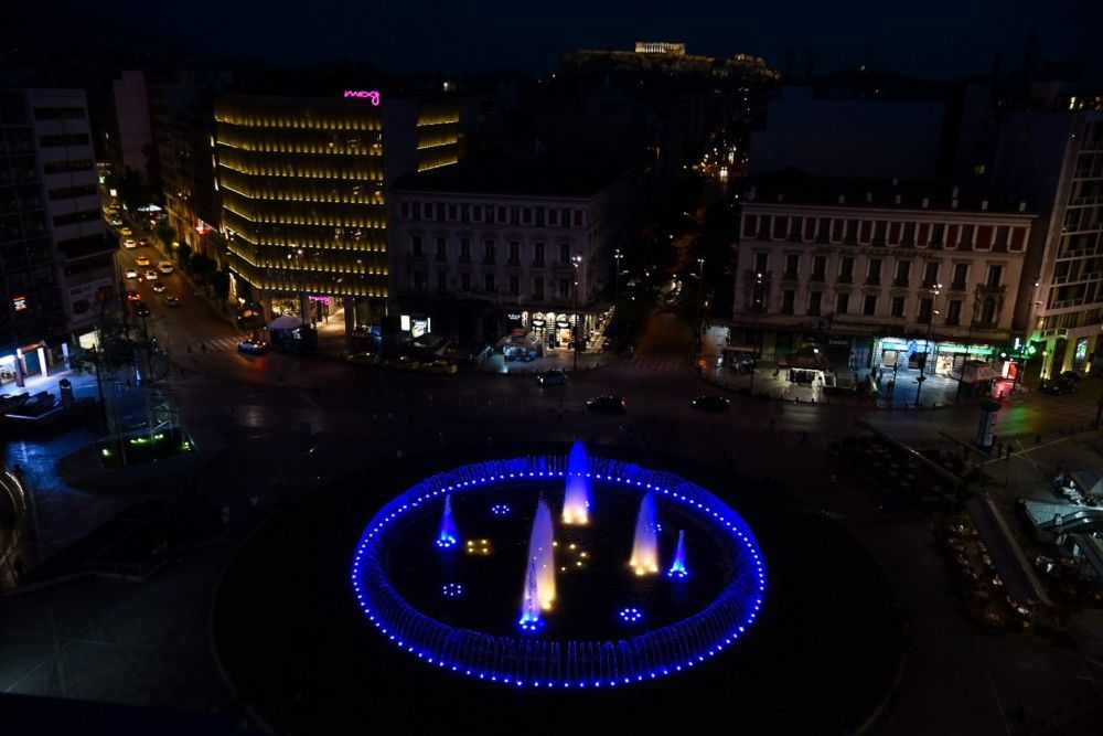 Στα χρώματα της Ουκρανίας το σιντριβάνι της Ομόνοιας-Μήνυμα Μπακογιάννη