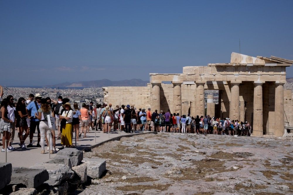 Αυτοκτόνησε η 47χρονη στην Ακρόπολη: Τηλεφώνησε στον σύζυγο και πήδηξε στο κενό