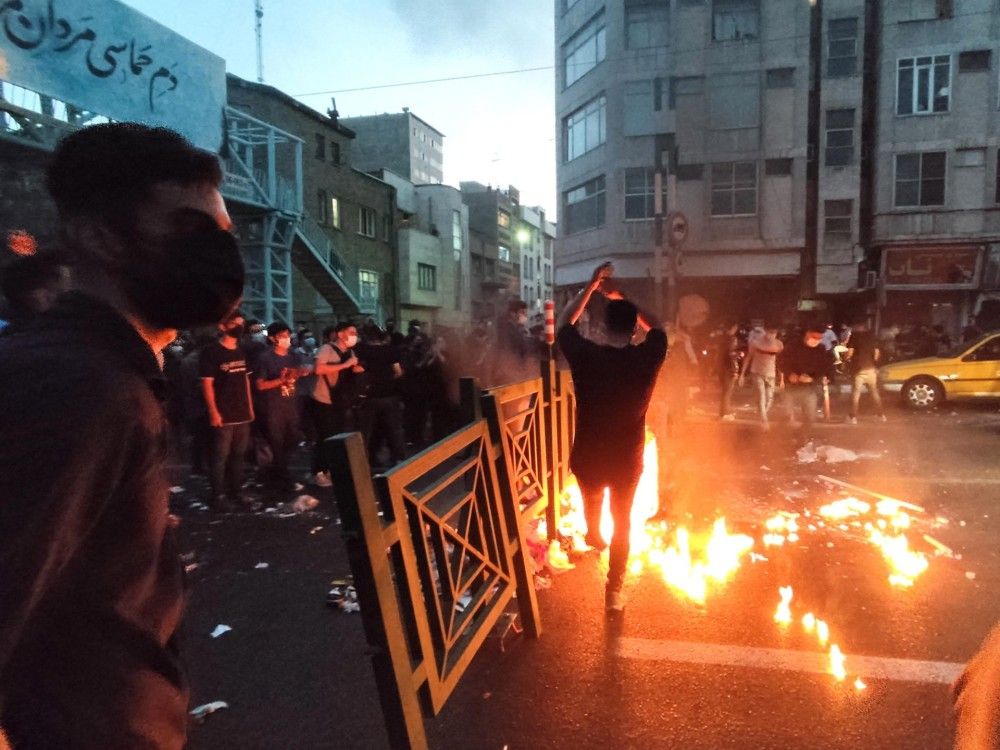 Χάος στο Ιράν: Εννέα νεκροί στις διαδηλώσεις μετά τον θάνατο της Μαχσά