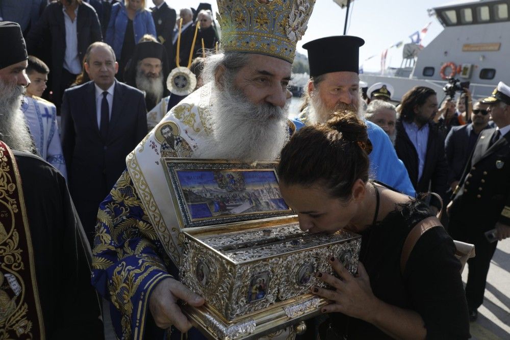 Με τιμές αρχηγού κράτους έφτασε η Αγία Ζώνη της Παναγίας στον Πειραιά