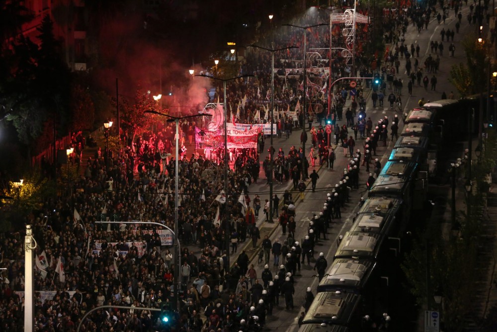 Πολυτεχνείο: Ολοκληρώθηκε η πορεία &#8211; Μικροεπεισόδια στη πλατεία Κλαυθμώνος