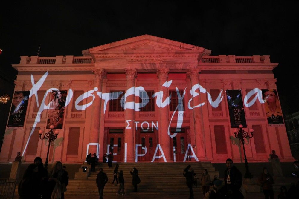 Δημοτικό Θέατρο Πειραιά: Κατέρρευσε μέρος της σκηνής – Τραυματίστηκαν μαθητές