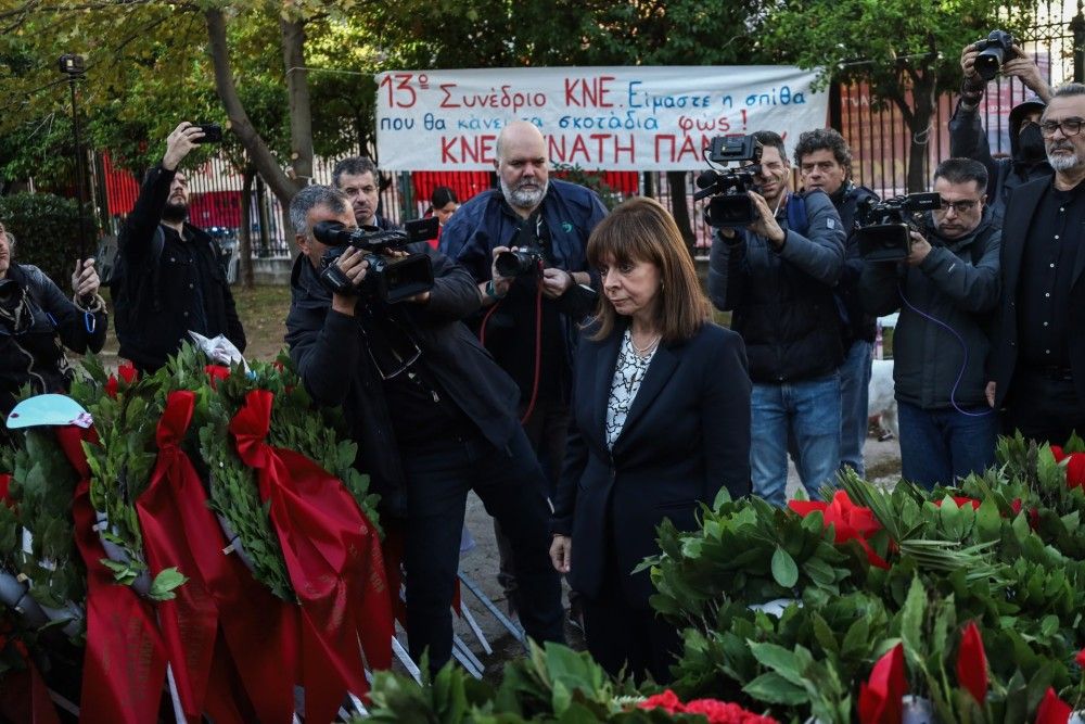 Κατέθεσε στεφάνι στο Πολυτεχνείο η Σακελλαροπούλου: &#8220;O αγώνας για τη δημοκρατία είναι διαρκής και απαιτητικός&#8221;