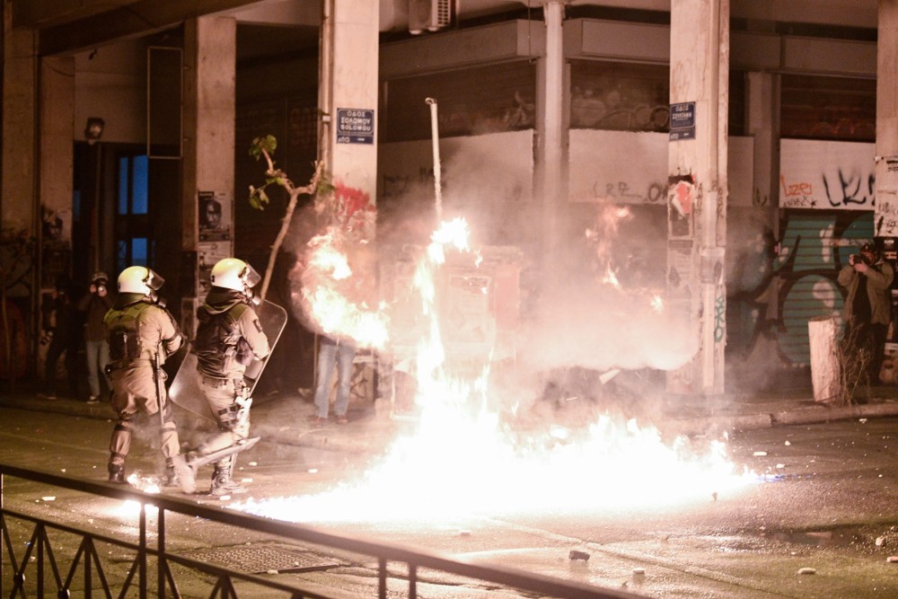 Εξάρχεια: Φωτιές σε κάδους στη Μπενάκη και «κλεφτοπόλεμος» ΜΑΤ- κουκουλοφόρων