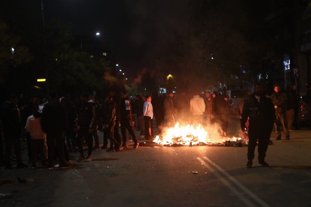 Πυροβολισμοί κατά αστυνομικών στα Άνω Λιόσια &#8211; Επεισόδια και στα Μέγαρα με φωτιές και πετροπόλεμο