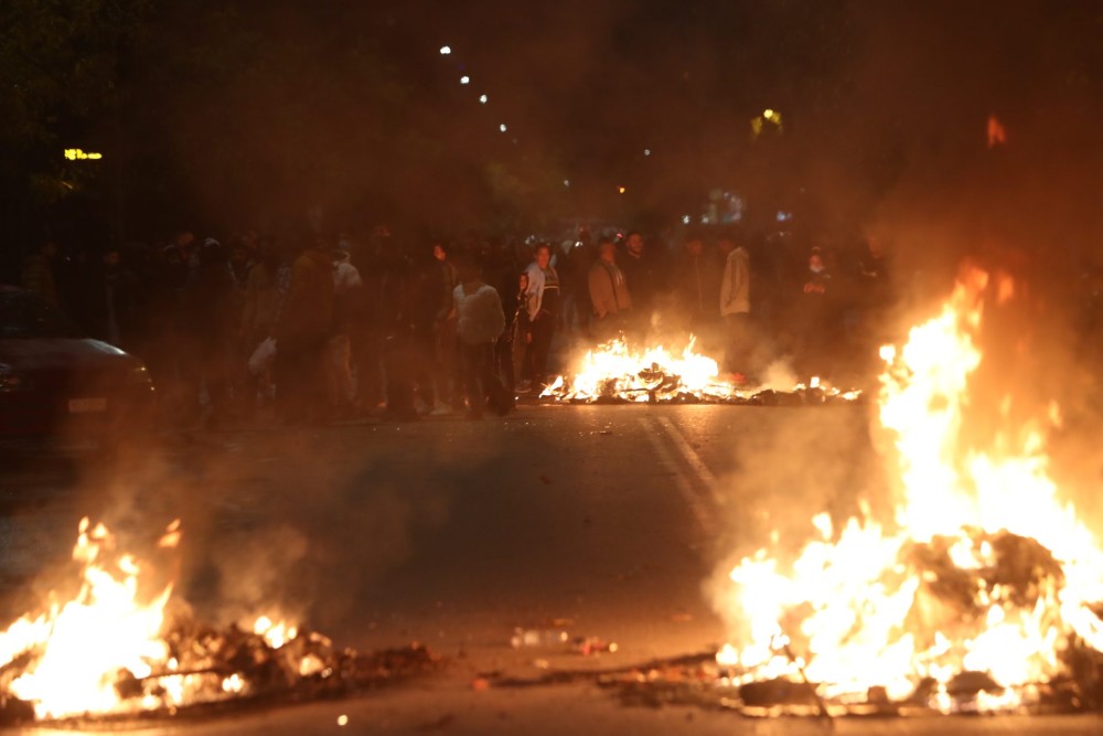 «Καζάνι που βράζει» η Θεσσαλονίκη &#8211; Ρομά έστησαν οδοφράγματα, άναψαν φωτιές (ΒΙΝΤΕΟ)