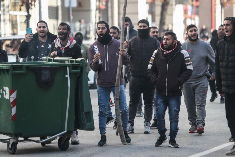 Σπάτα: Ρομά επιχείρησαν να εισβάλλουν στο Αστυνομικό Τμήμα &#8211; Έξι συλλήψεις