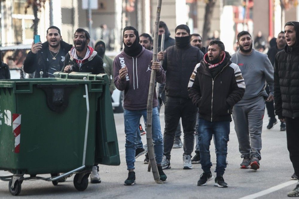 Ρομά έκλεισαν την Αθηνών &#8211; Κορίνθου σε Μέγαρα και Κιάτο, ένταση με τα ΜΑΤ