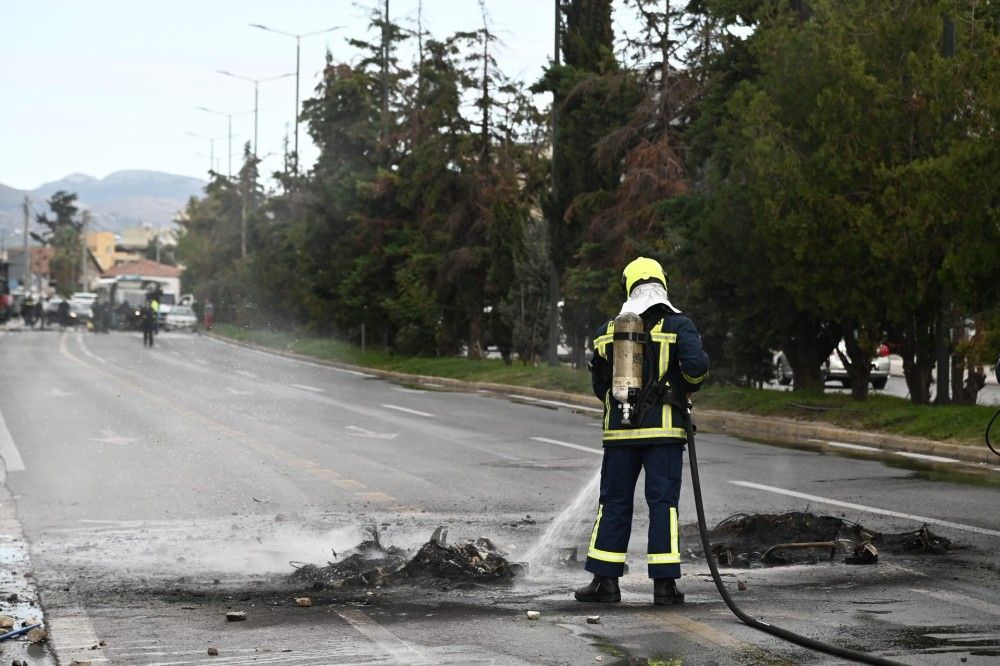 Ρομά άναψαν φωτιά σε κάδους σκουπιδιών στην Μεσογείων &#8211; Κλειστό το ρεύμα καθόδου