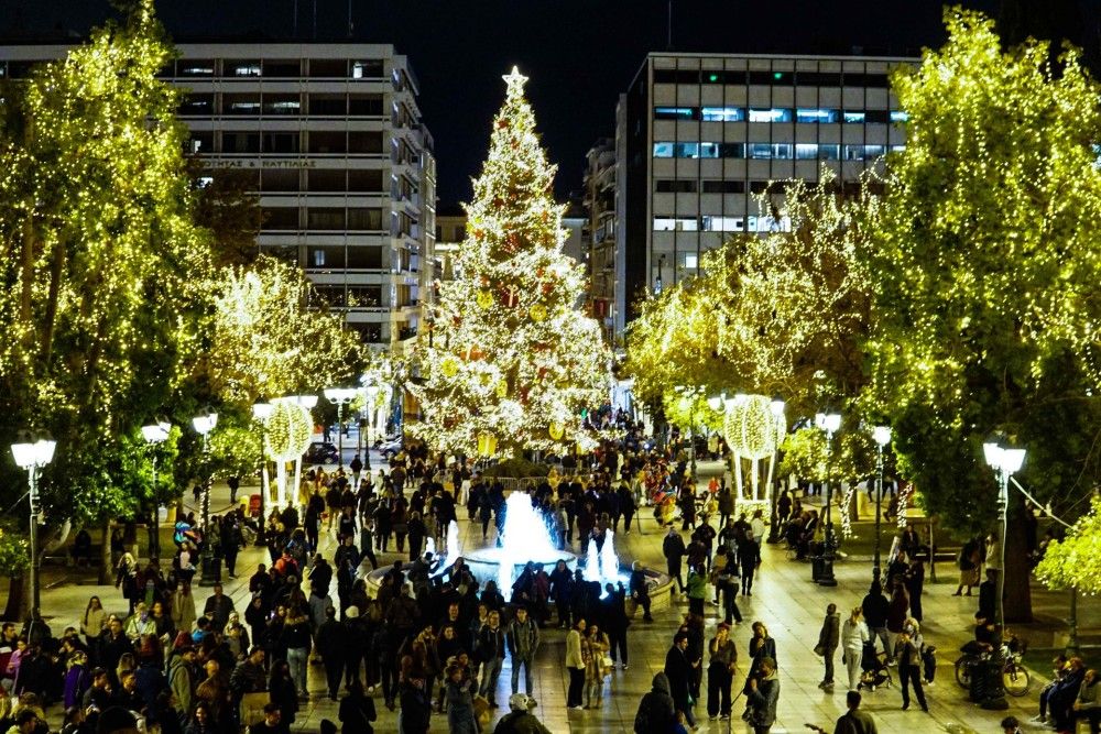 Δέκα γειτονιές της Αθήνας μεταμορφώνονται σε πολύχρωμα Χριστουγεννιάτικα Χωριά 