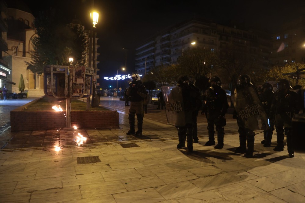 «Βροχή» από μολότοφ στη Θεσσαλονίκη &#8211; Με χημικά και κρότου λάμψης απάντησε η ΕΛ.ΑΣ