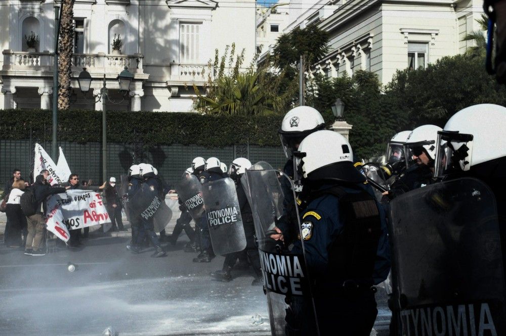 Επεισόδια στη πορεία των εκπαιδευτικών – Συμπλοκές διαδηλωτών με ΜΑΤ, δακρυγόνα και χειροβομβίδες κρότου λάμψης