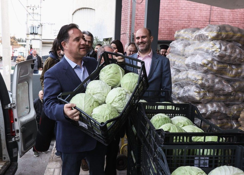 Έβαλε &#8220;πλάτη&#8221; και στο&#8230; φόρτωμα ο Άδωνις