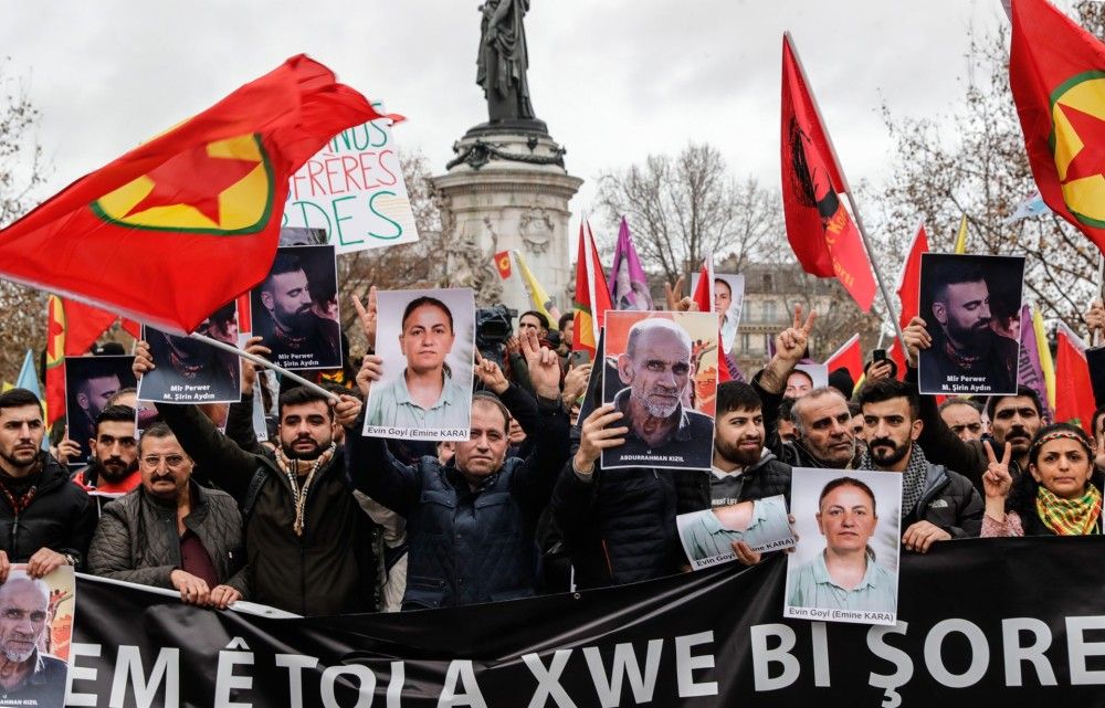 Βασικός ύποπτος ο 69χρονος για τη δολοφονική επίθεση εναντίον των τριών Κούρδων, λέει η εισαγγελία του Παρισιού