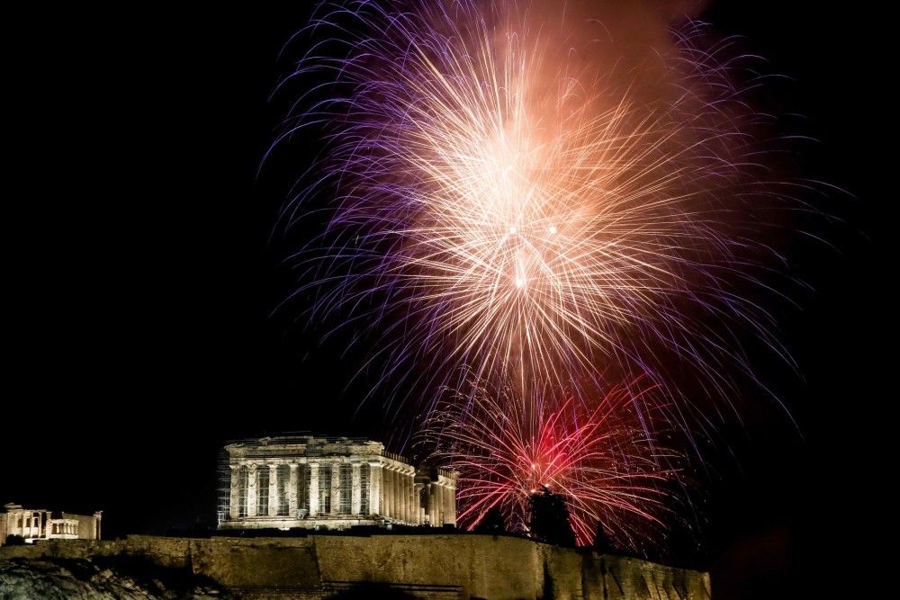 Με ένα υπερθέαμα γεμάτο λάμψη, Αθήνα  και Θεσσαλονίκη υποδέχθηκαν το 2023&#33;