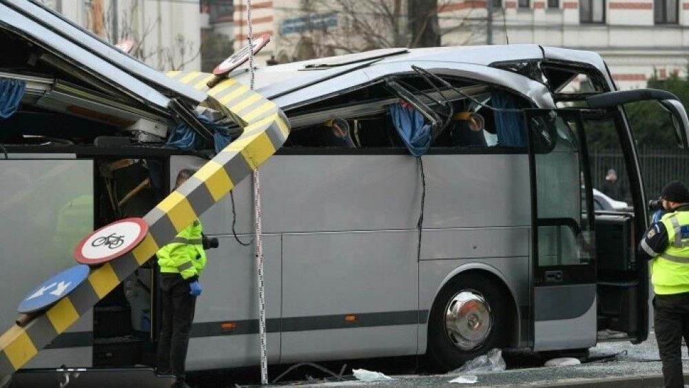 Σοκάρει το βίντεο ντοκουμέντο από το τροχαίο δυστύχημα με το πούλμαν στη Ρουμανία &#8211; Βίντεο