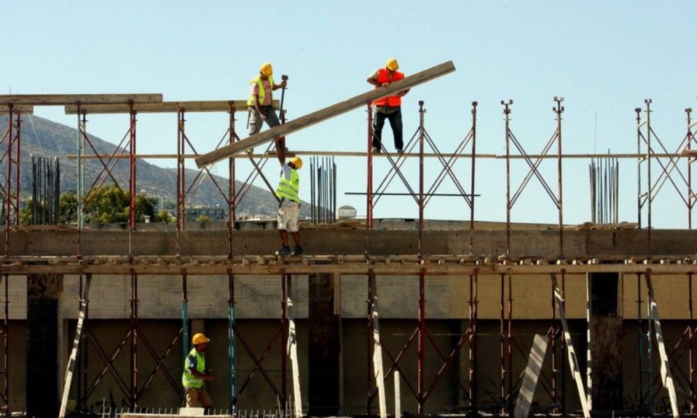 ΓΣΕΕ: Τα 800 ευρώ και στους εργατοτεχνίτες που απασχολούνται στο Δημόσιο