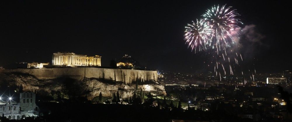 Η συγκινητική Ανάσταση των Ελλήνων στα μπαλκόνια (vid)