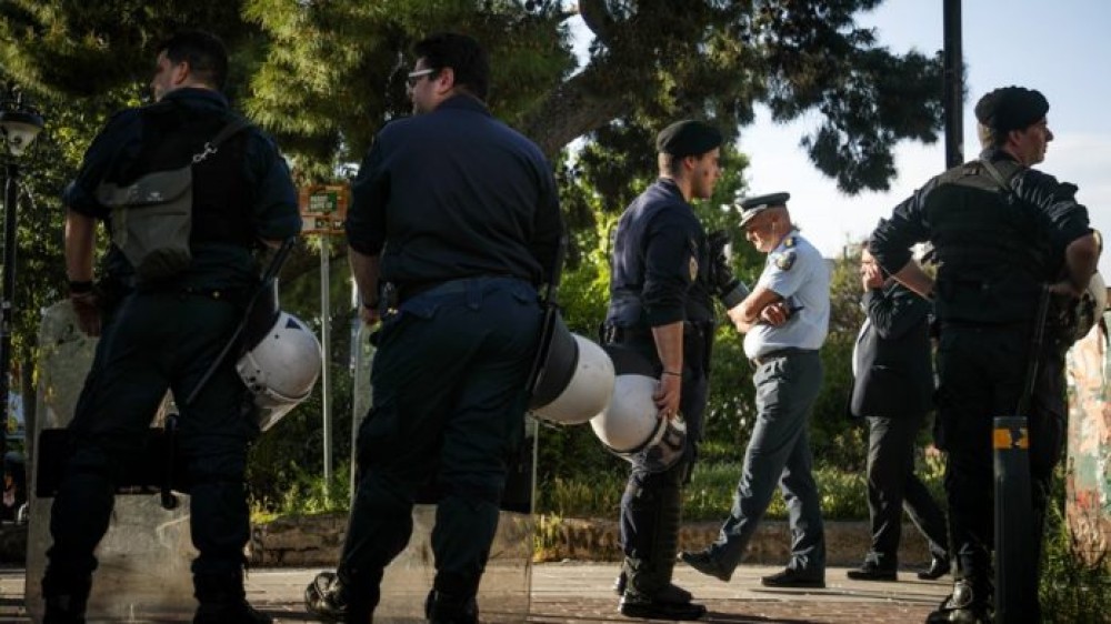 Νύχτα έντασης και χτες στην πλατεία Αγ. Παρασκευής &#8211; Εικόνες συνωστισμού σε Λυκαβηττό και Παγκράτι