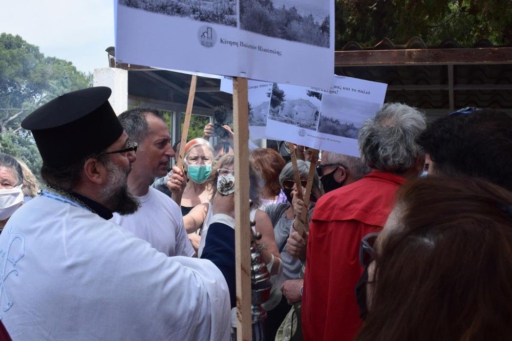 Ένταση σε εκκλησία στην Ηλιούπολη – Στα χέρια ήρθαν διαδηλωτές και πιστοί&#33;