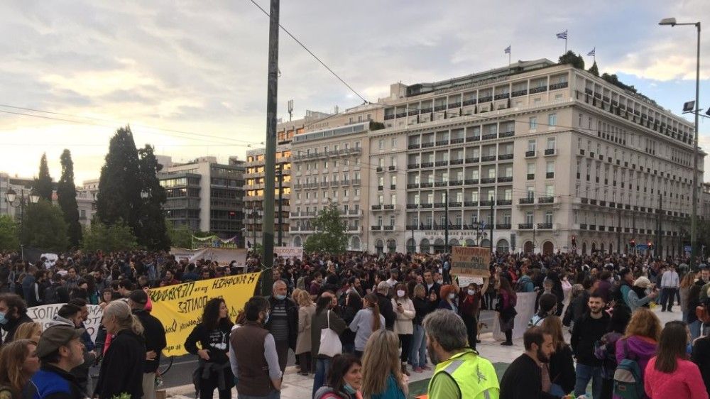 Θλιβερές εικόνες: Συλλαλητήριο στο Σύνταγμα και αποστάσεις… ούτε για πλάκα&#33;