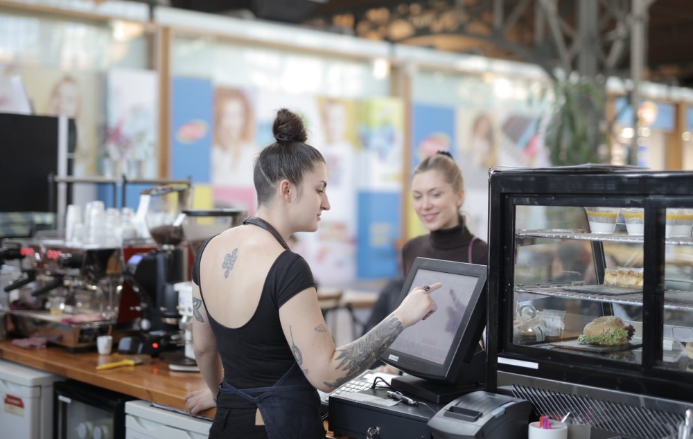 Νέα ΚΥΑ για τη στήριξη των εργαζομένων και επιχειρήσεων