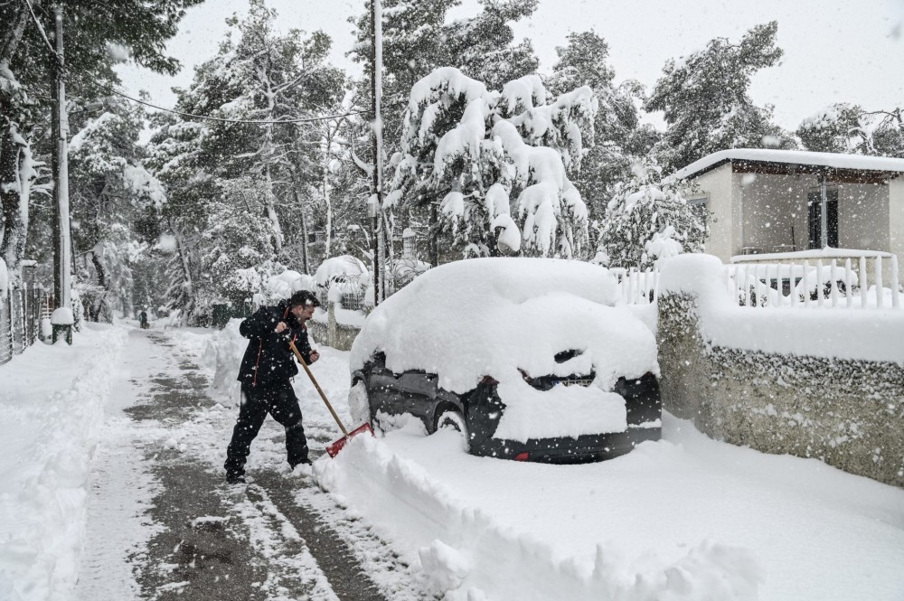 Κακοκαιρία &#8220;Μπάρμπαρα&#8221;: Συνεχίζονται οι χιονοπτώσεις-Πώς θα λειτουργήσουν Δημόσιο, σχολεία και καταστήματα