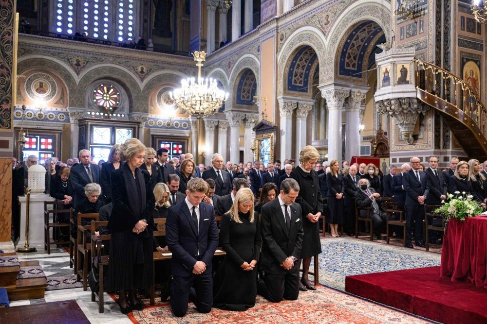 Μνημόσυνο τέως βασιλιά Κωνσταντίνου: Γονάτισαν τα παιδιά του  &#8211; Ποιοι έδωσαν το παρών