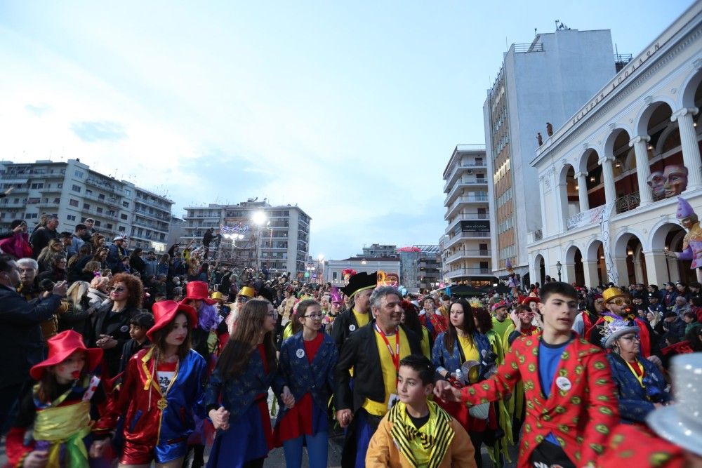 Βούλιαξε η Πάτρα- Το μεσημέρι θα ξεκινήσει η μεγάλη παρέλαση